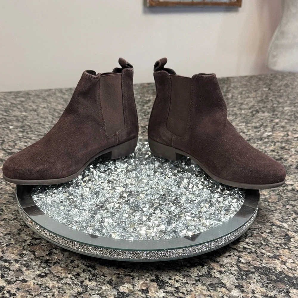 AEROSOLES Step Dance Brown suede leather Ankle Bootie NWOT 6